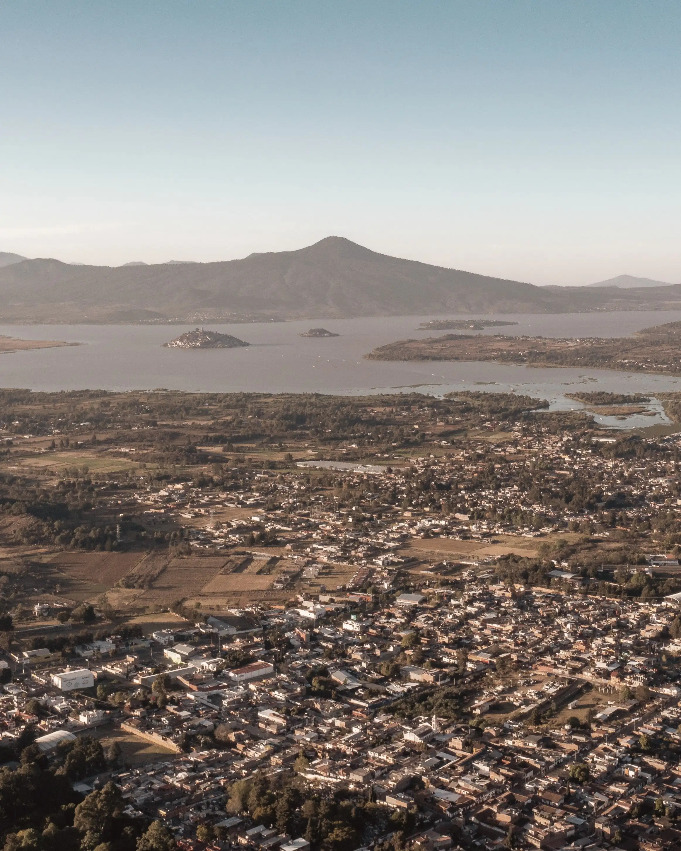 El lago de Pátzcuaro con la isla de Janitzio y los cerros al fondo